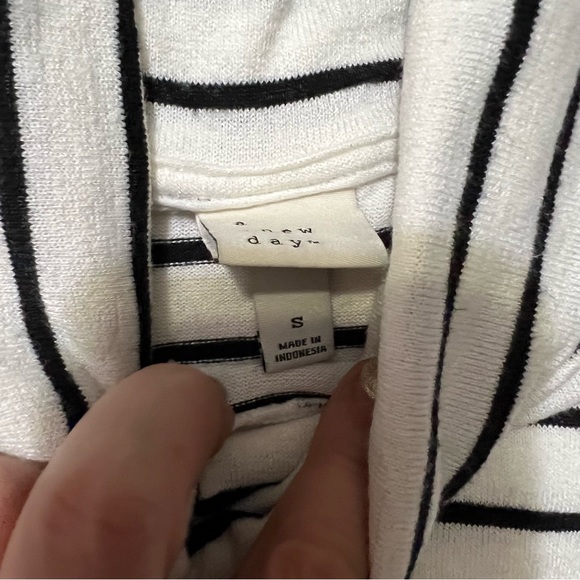 A new days womens sz s striped cowl neck sweater Pullover Top Black/white - Picture 5 of 6